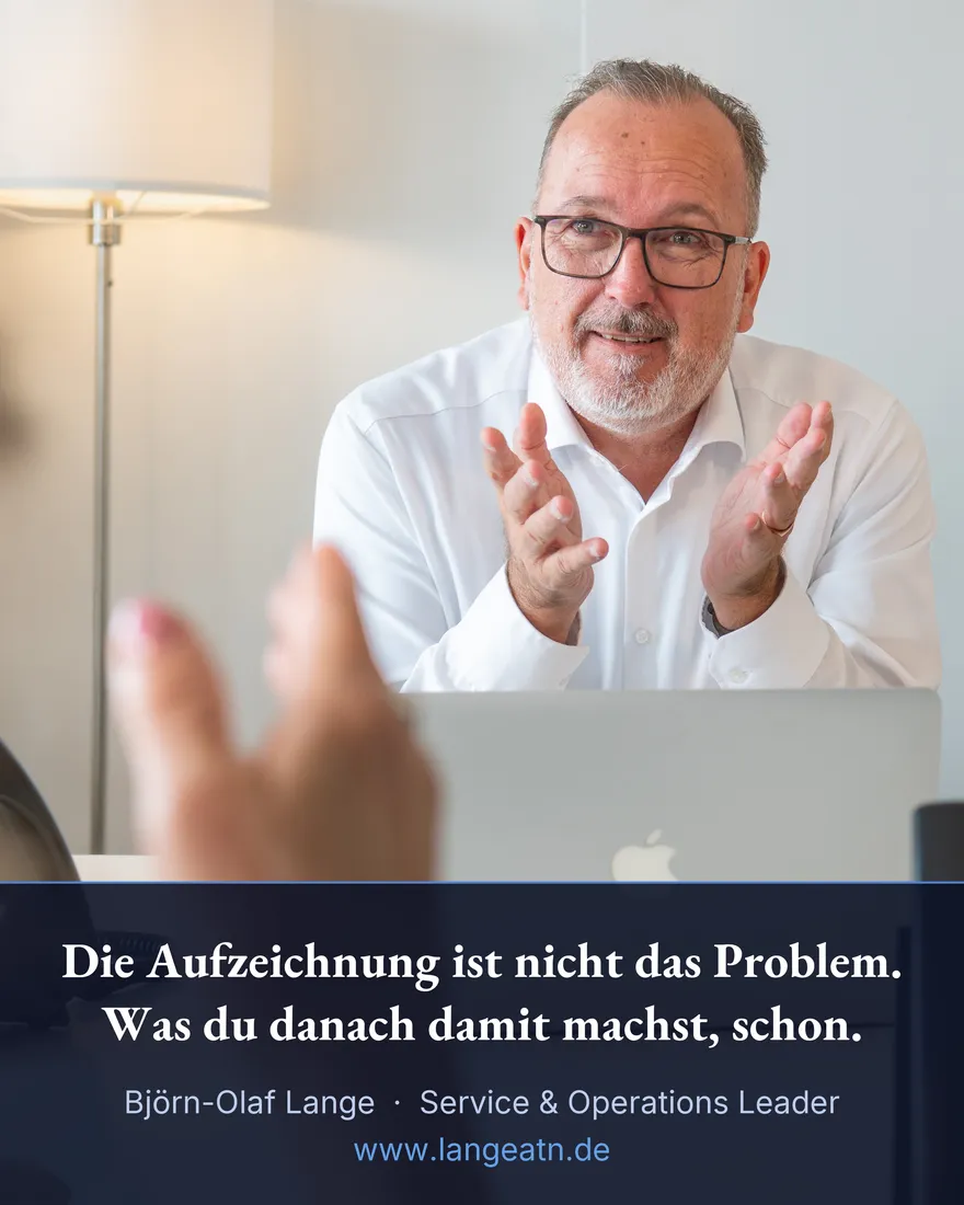 Björn-Olaf Lange im Gespräch am Schreibtisch mit Laptop und Telefon, im Banderolentext: Die Aufzeichnung ist nicht das Problem. Was du danach damit machst, schon.