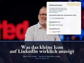 Björn-Olaf Lange auf einer Bühne, im Vordergrund eine Grafik des LinkedIn-Inhaltsnachweise-Popups mit dem Titel: Was das kleine Icon auf LinkedIn wirklich anzeigt