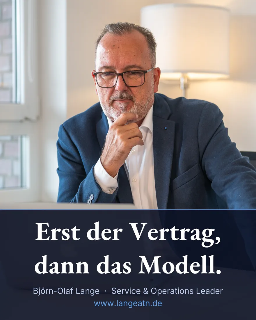 Björn-Olaf Lange sitzt nachdenklich am Laptop, das Kinn auf die Hand gestützt, im Banderolentext: Erst der Vertrag, dann das Modell.