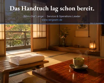 Gefaltetes Handtuch auf einem Ryokan-Bett — Omotenashi als stille Geste der Voraussicht