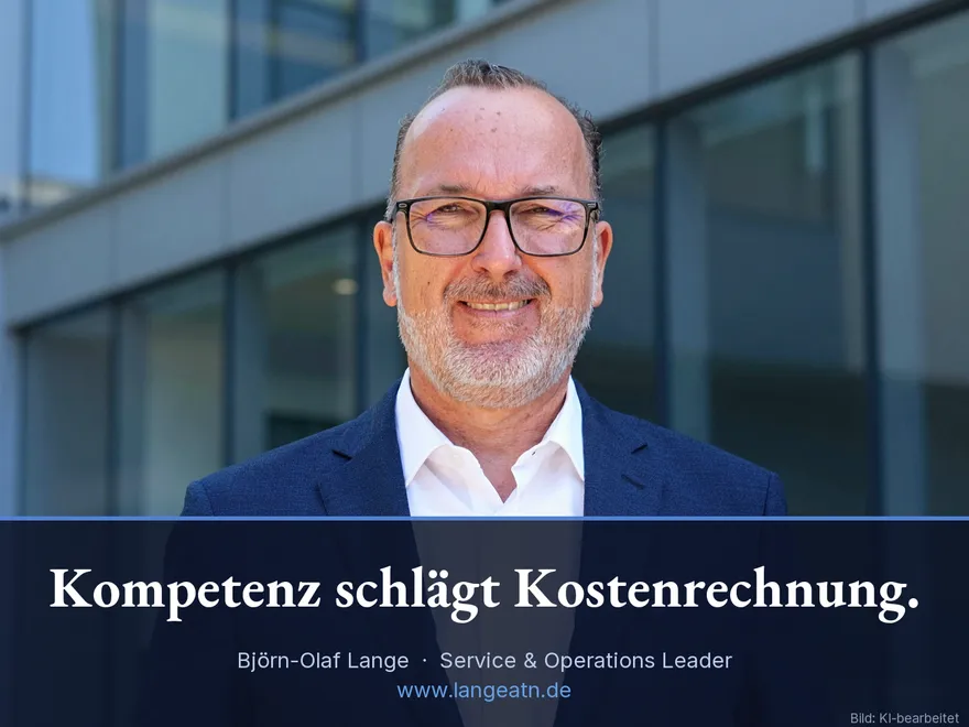 Björn-Olaf Lange vor einer Glasfassade — Outsourcing Reloaded