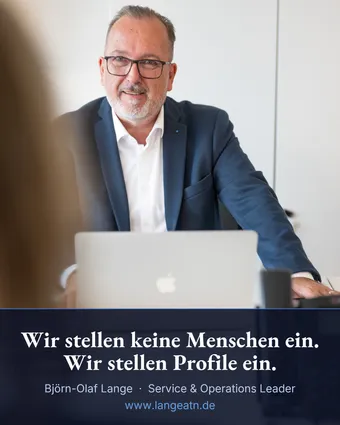 Björn-Olaf Lange in einer Gesprächssituation am Schreibtisch, Banderole: Wir stellen keine Menschen ein. Wir stellen Profile ein.