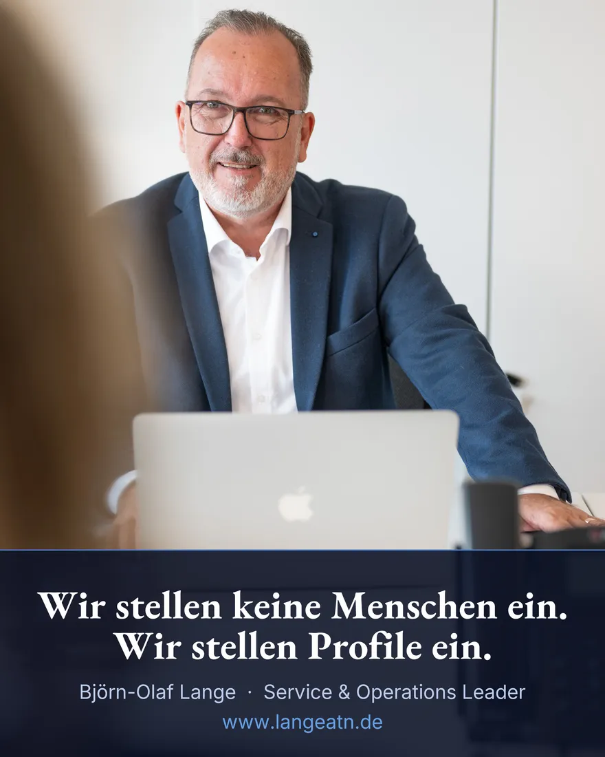 Björn-Olaf Lange in einer Gesprächssituation am Schreibtisch, Banderole: Wir stellen keine Menschen ein. Wir stellen Profile ein.