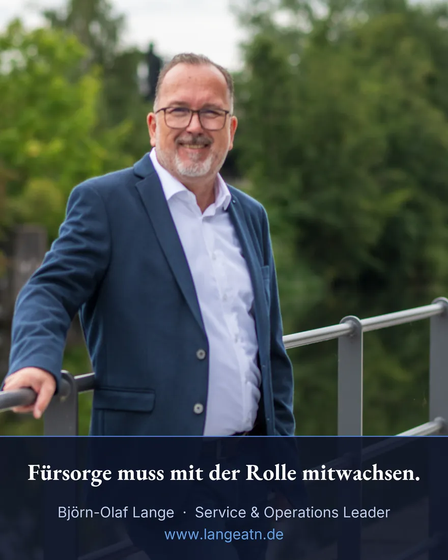 Björn-Olaf Lange, Portraitfoto im Freien an einem Geländer, Banderole: Fürsorge muss mit der Rolle mitwachsen.
