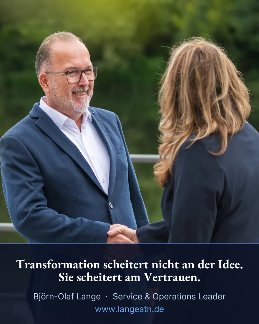 Björn-Olaf Lange im Gespräch, Handschlag mit einer Kollegin im Freien, Banderole: Transformation scheitert nicht an der Idee. Sie scheitert am Vertrauen.